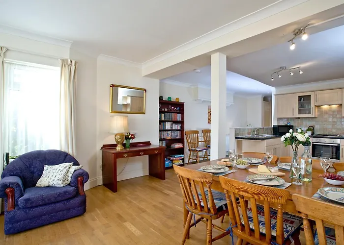 1 Roundham Heights