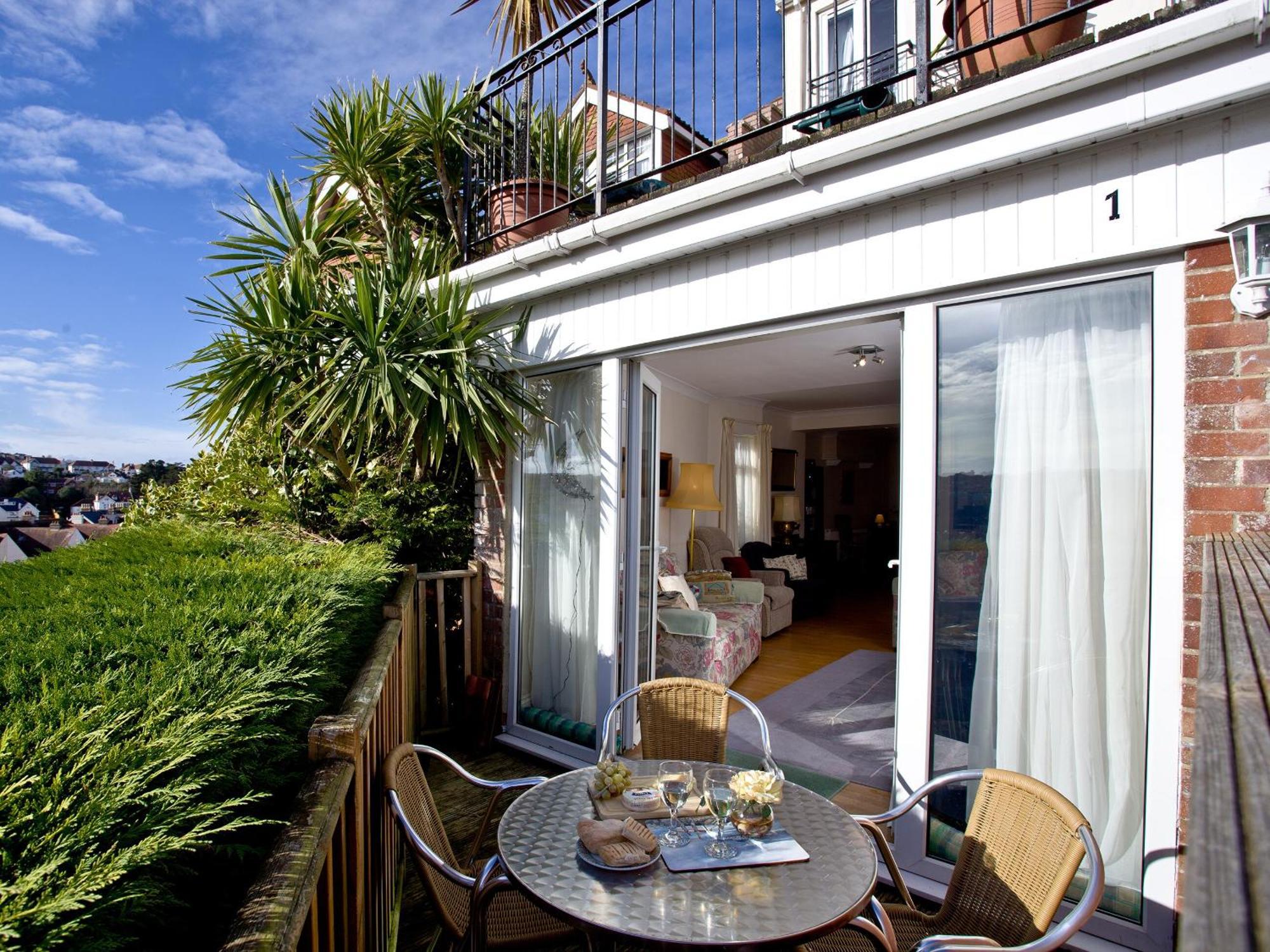 1 Roundham Heights Apartment *